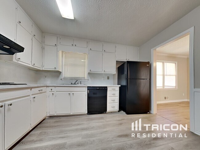 Building Photo - 2236 Windsor Dr SW