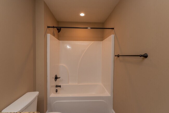 Building Photo - Like-new 4 bed/2.5 bath home for lease nea...