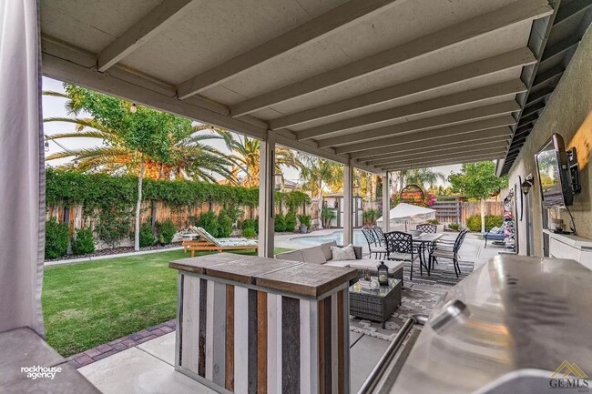 Building Photo - NW Home w/Pool & Firepit!