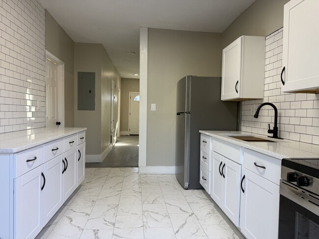 Building Photo - 728 W 39th St