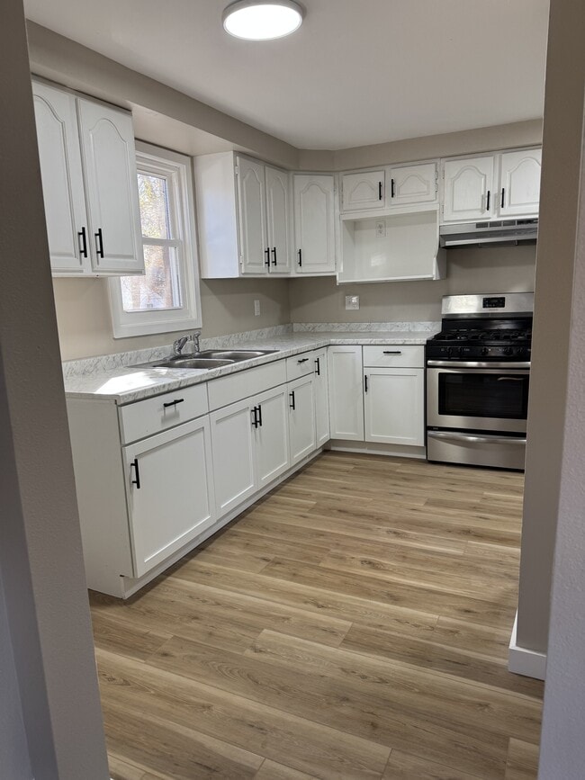 Building Photo - 724 Napoleon St