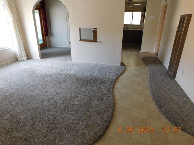 Building Photo - Comfy 3 bed 2 bath