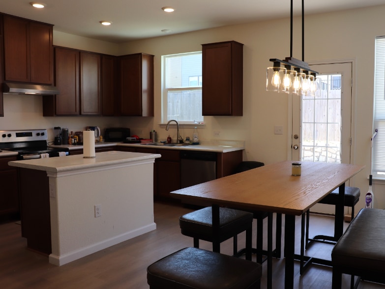 Building Photo - 7700 House Finch Dr