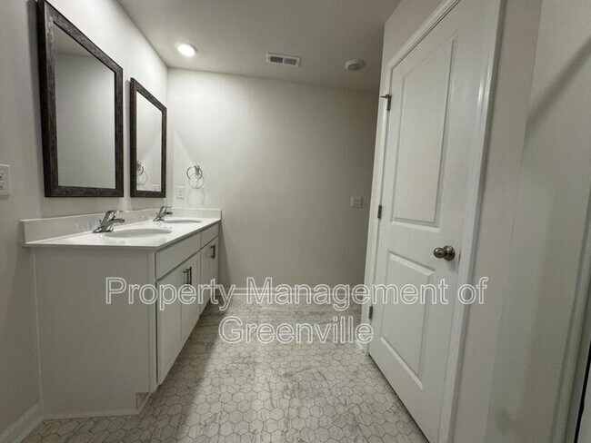 Building Photo - 745 Embark Cir