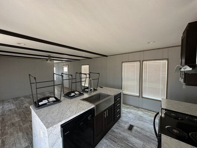 Building Photo - 3 Bed 2 Bath Home