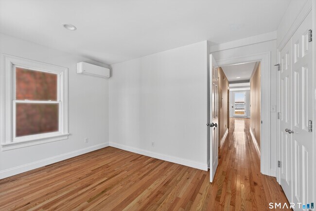 Building Photo - 136 Bank St