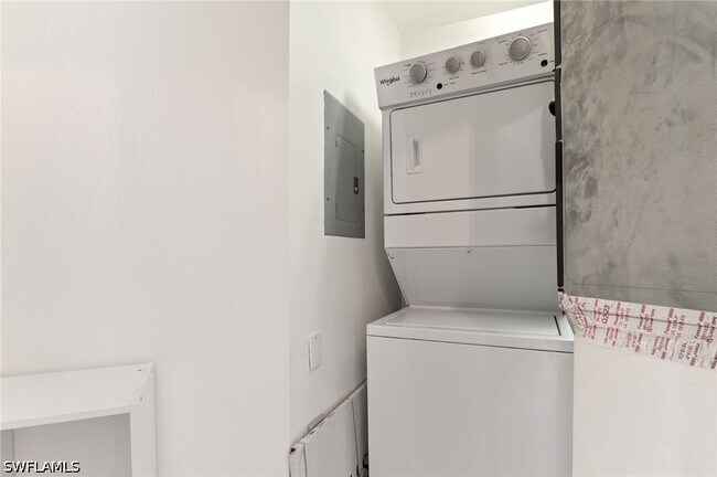 Building Photo - 12081 Summergate Cir