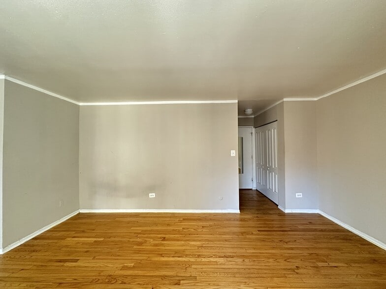 Building Photo - 1515 W Morse Ave