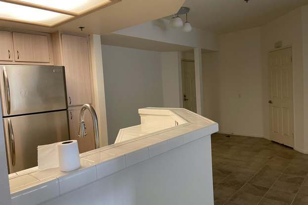 Building Photo - 640 Camino De La Reina