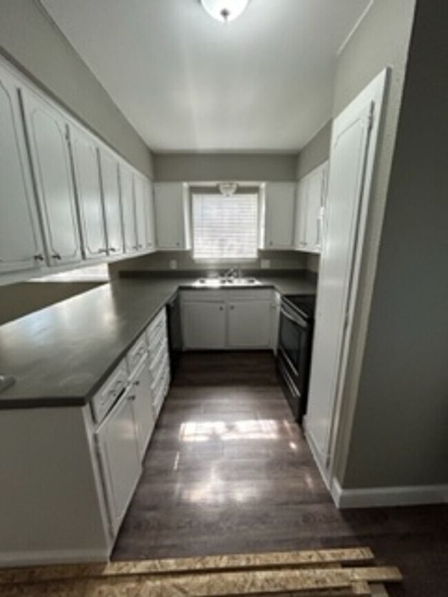 Building Photo - 400 Donnell Dr
