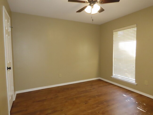 Building Photo - South Tyler - Beautiful 3 Bedroom, 2 Bath ...