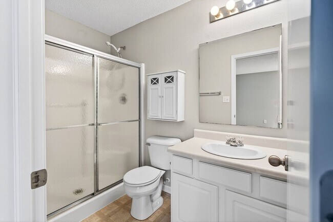 Building Photo - Gorgeous 3 Bed 2 Bath in Quiet Neighborhood!