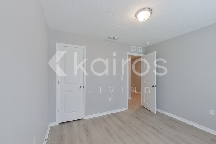 Building Photo - 8833 N Vienna Dr