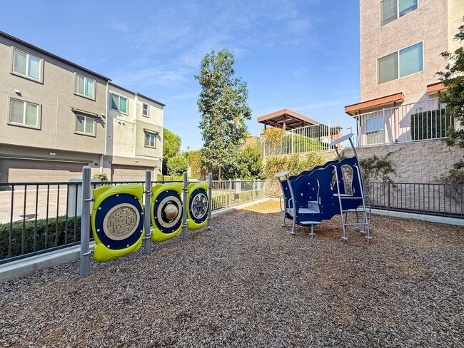 Building Photo - Stunning Escondido 3BR/3.5BA Home Availabl...