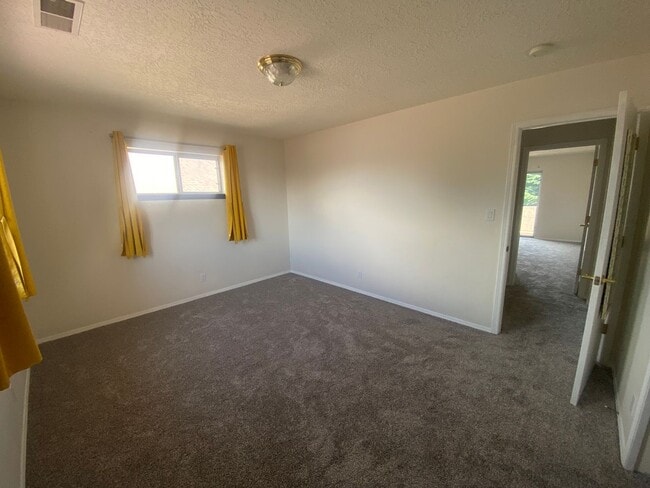 Building Photo - Fully Updated 3BR/2.5BA in Desirable Lampl...