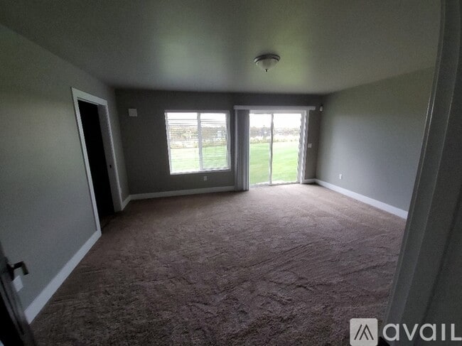 Building Photo - 2975 E Palmdale Dr