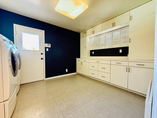 Building Photo - Classic McNeil Estates Ranch-style home-ALL UTILITIES, POOL AND LANDSCAPING INCLUDED WITH RENT!