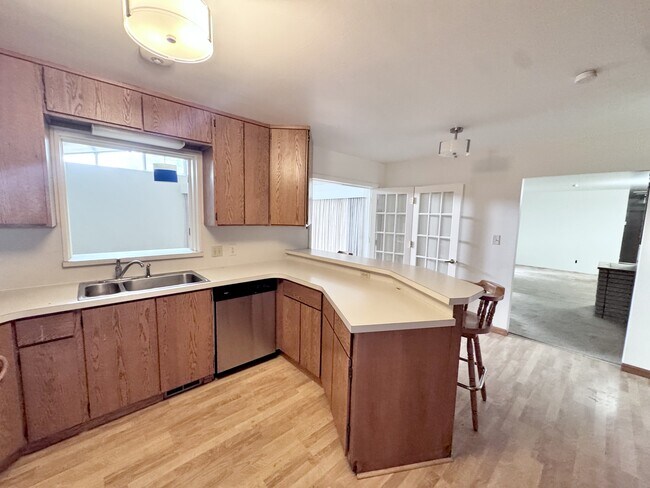 Building Photo - 501 E Sumac Ave