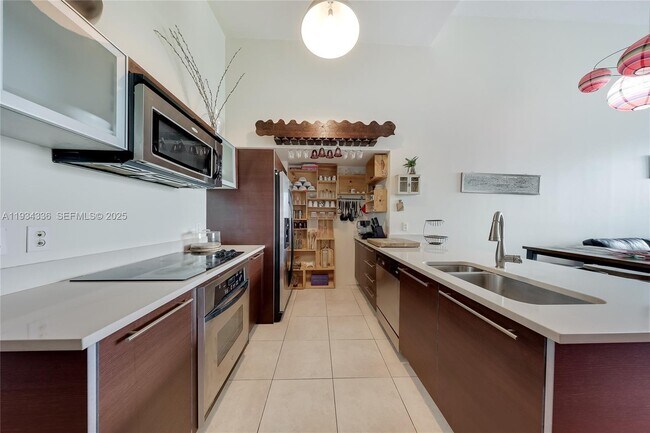 Building Photo - 1900 N Bayshore Dr