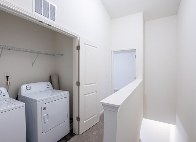 Building Photo - BEAUTIFUL 2 Bedroom Townhome in Midland - January Move In Special 1 Month Free