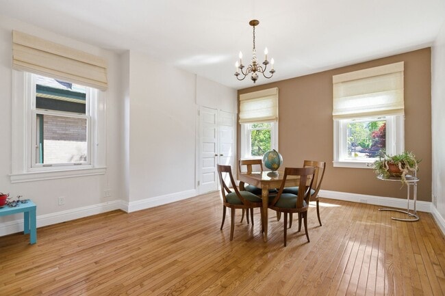 Building Photo - Stunning 5 Bedroom 2.5 Bathroom Home in Squirrel Hill