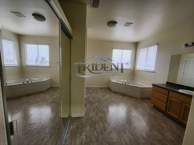 Building Photo - 4 bedroom 3 bath near schools and parks