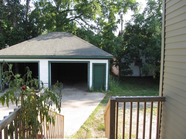 Building Photo - 415 W Irving Ave