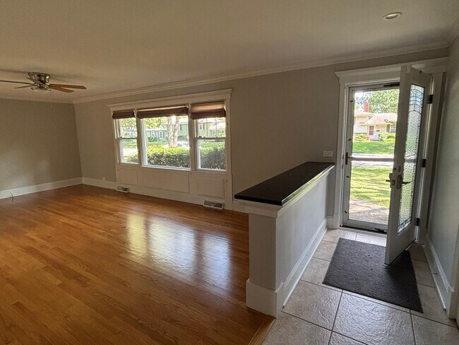 Building Photo - 541 Cypress Dr