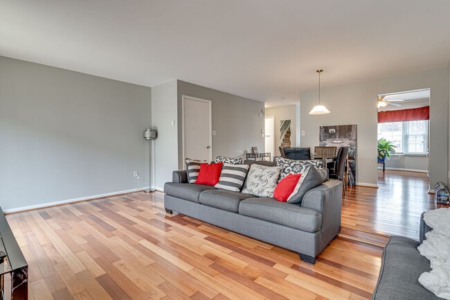 Building Photo - Charming 3 Bedroom Home in Prime Clinton L...