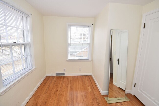 Building Photo - Adorable 3 Bedroom on McKinley Ave. South Bend, IN