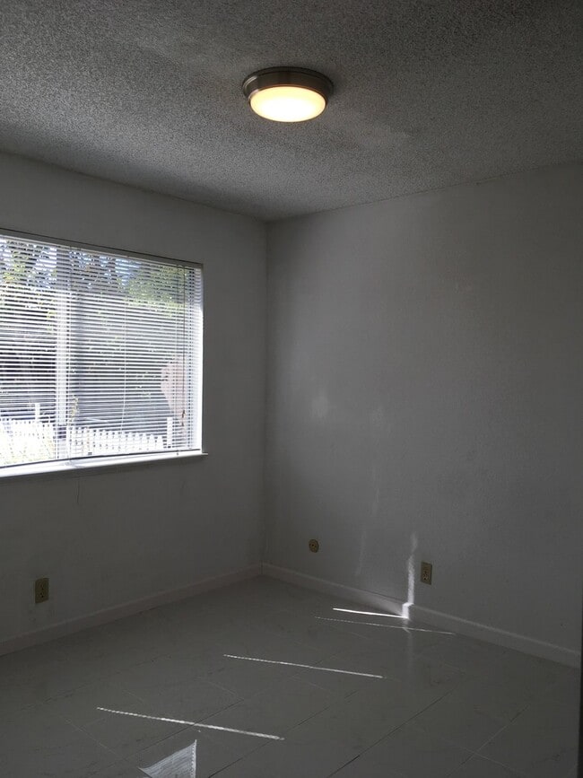 Building Photo - Beautiful single story home 3bedrooms, 2ba...