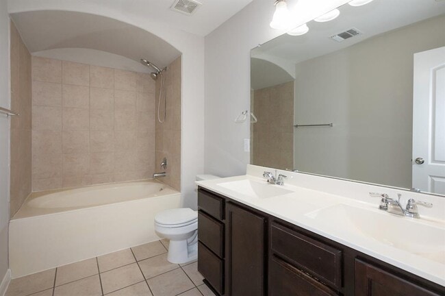 Building Photo - 1620 Bryant Dr