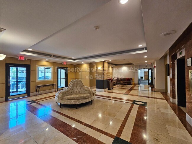 Building Photo - 410 W 7th St