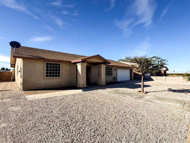 Building Photo - "Newly Renovated 4-Bedroom, 2 Bathroom Home in Yuma!"