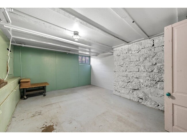 Building Photo - Gorgeous Upscale 4 bed 2 bath