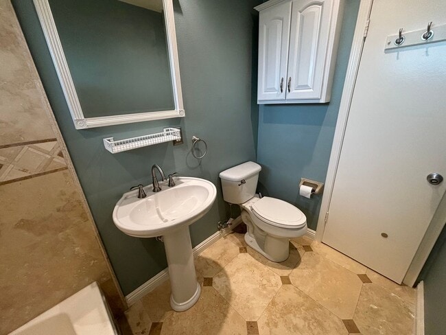 Building Photo - 3 bedroom home in Lakewood available now