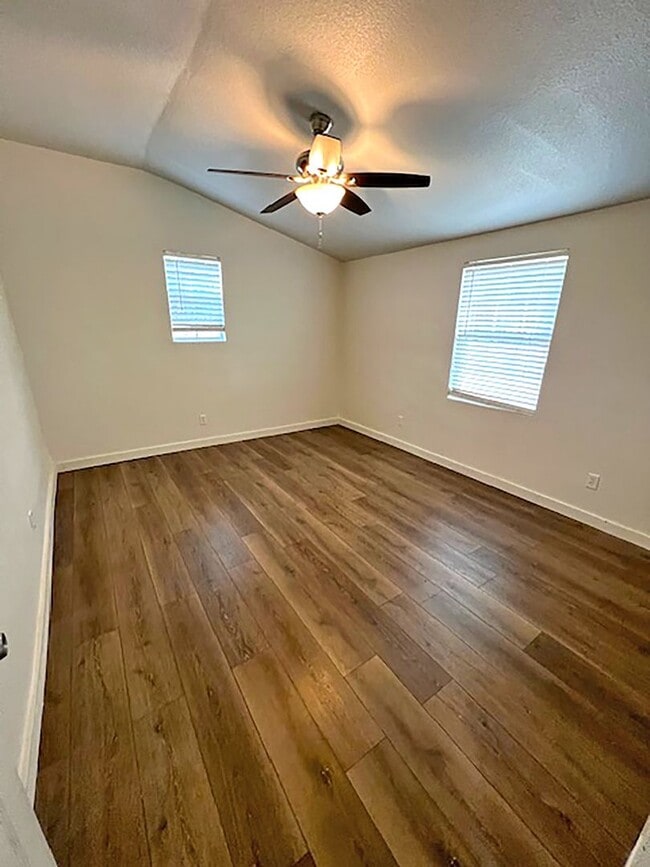 Building Photo - Great 3 Bdrm 2 Bath Home in Denton Tx