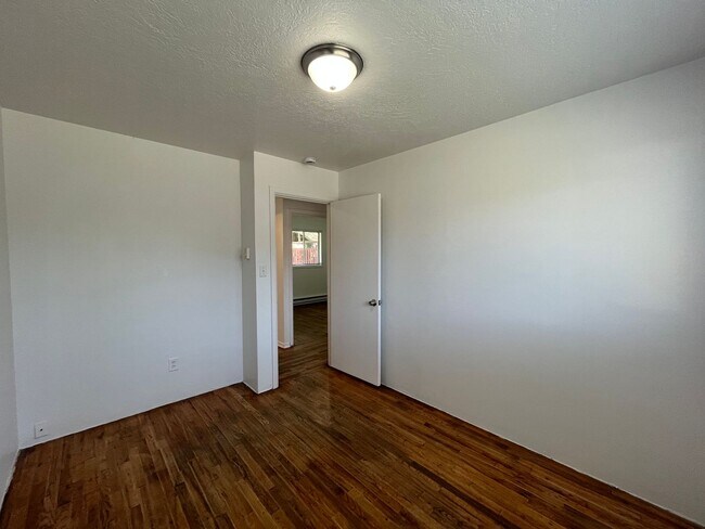 Building Photo - 6727 SE Reedway St