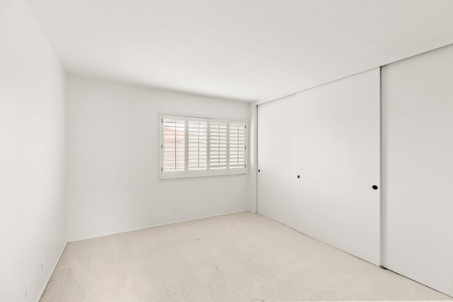 Building Photo - 2957 Seaview Ave