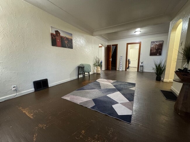 Building Photo - 3 bed, 1 bath home for rent in Waterloo