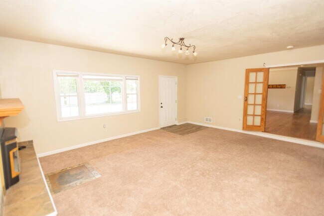 Building Photo - 307 N 3rd St