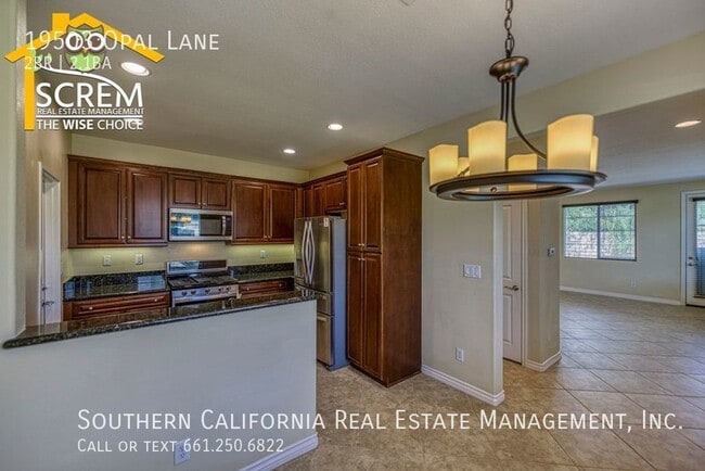 Building Photo - Two Bedroom Townhome in Santa Clarita
