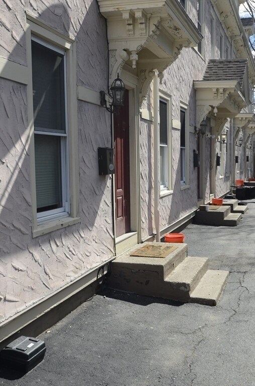 Building Photo - 68 Elm St