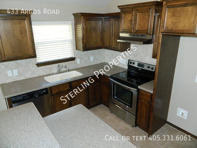Building Photo - 433 Argos Rd