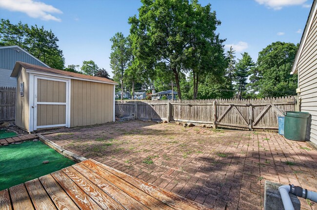 Building Photo - Spacious 4 BR/2BA home corner-lot in Warwi...