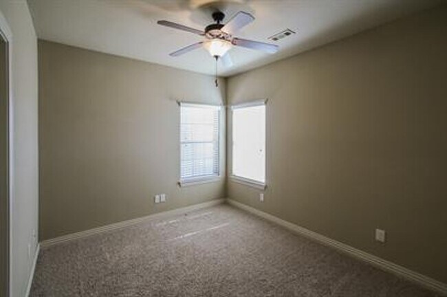 Building Photo - Gorgeous 4-Bedroom Home Ready to move in ASAP.