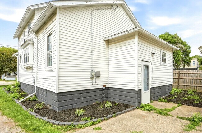 Building Photo - Updated 3BR Home – Renovated Kitchen & Detached Garage