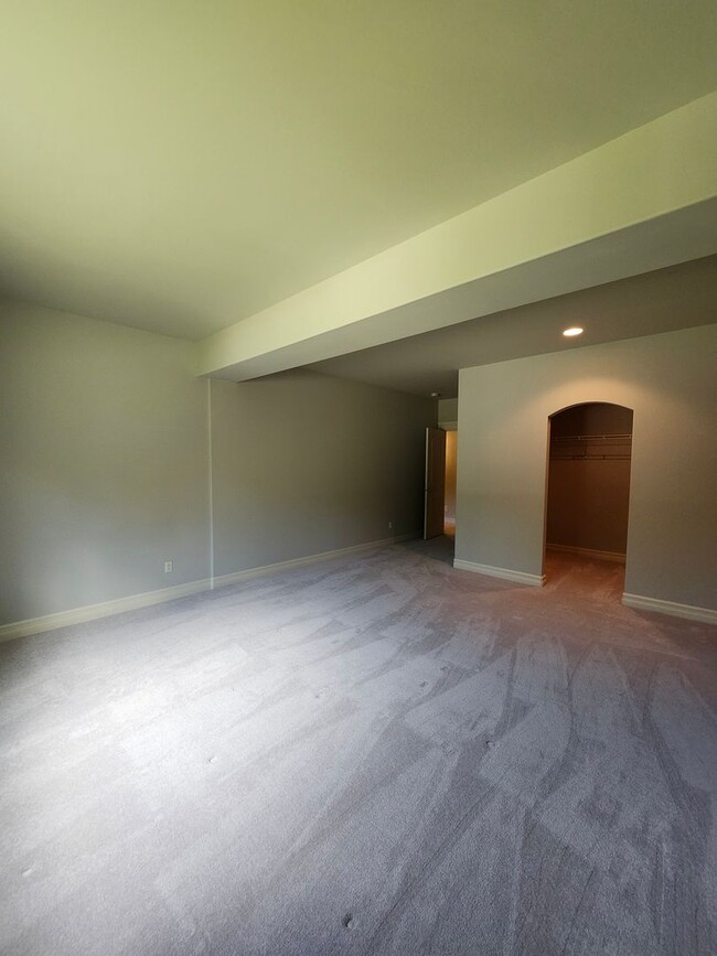 Building Photo - MOVE IN SPECIAL! Gorgeous Fully Furnished ...