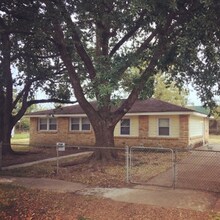 Building Photo - BEAUTIFUL 3/1 HOME ON HUGE DOUBLE LOT