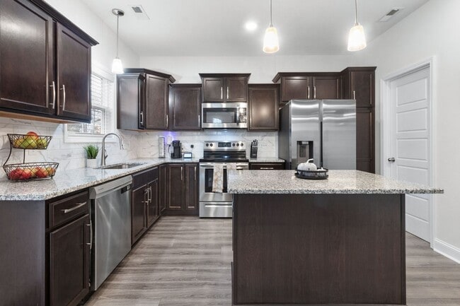 Building Photo - Pet Friendly Three Bedroom!